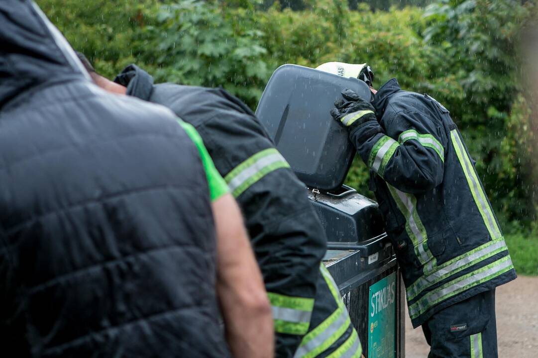 Bevaisė į konteinerį išmesto šunelio gelbėjimo operacija