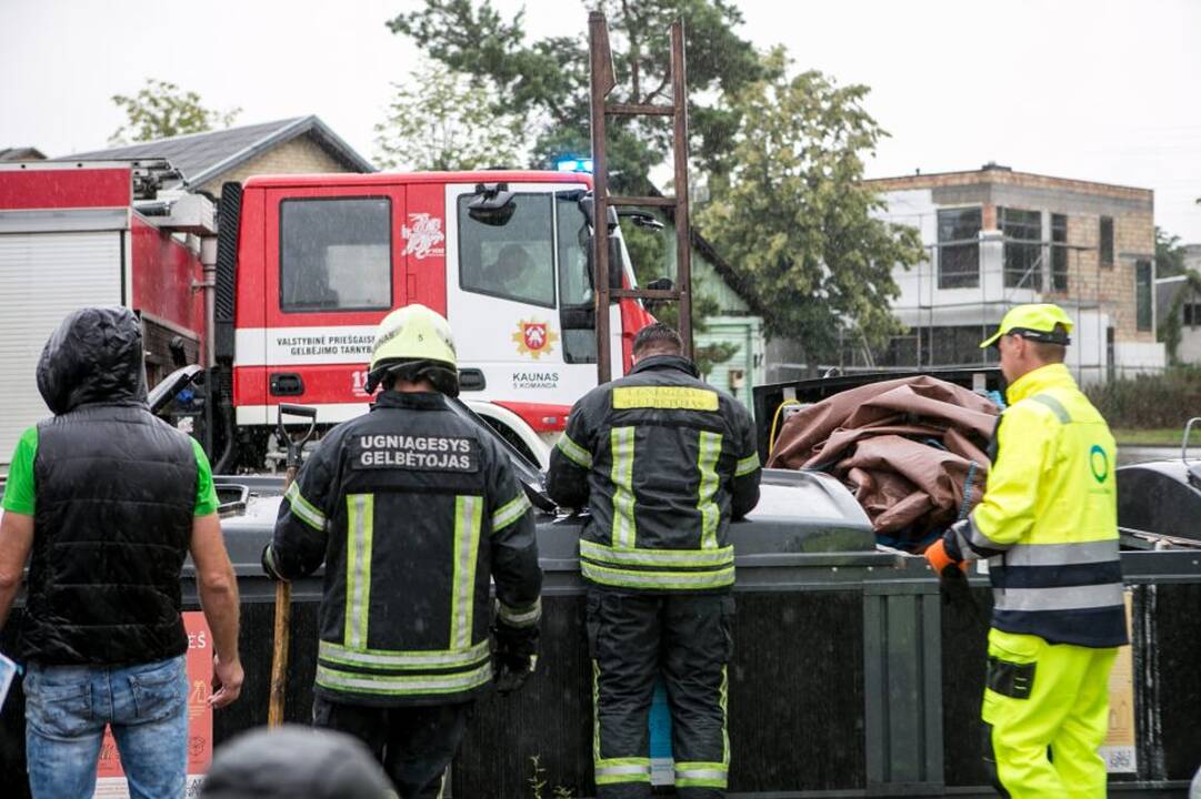 Šilainiuose ugniagesiams teko leistis į požeminį šiukšlių konteinerį