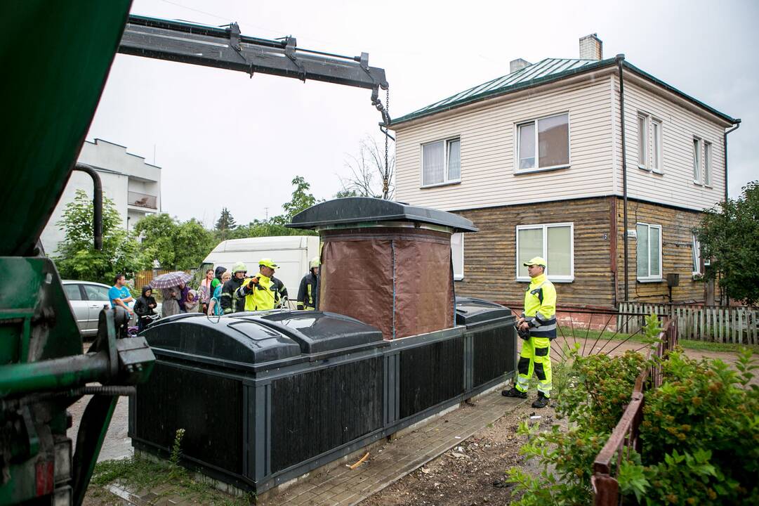 Bevaisė į konteinerį išmesto šunelio gelbėjimo operacija