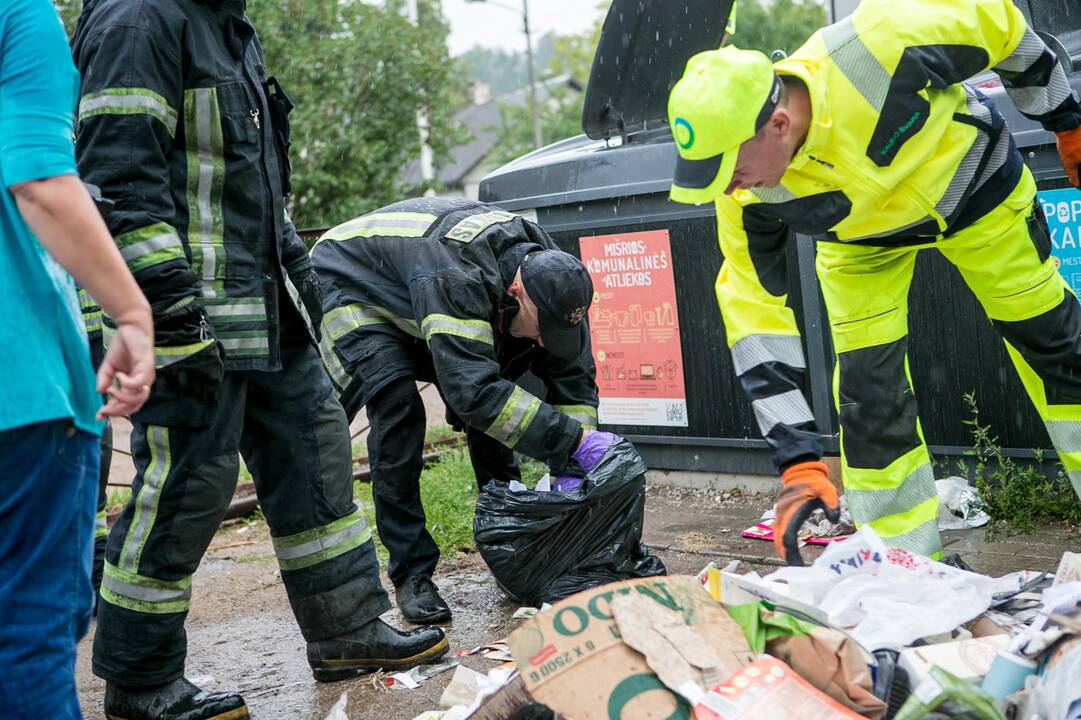 Bevaisė į konteinerį išmesto šunelio gelbėjimo operacija