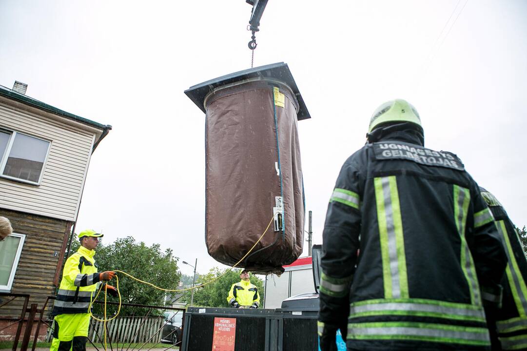 Bevaisė į konteinerį išmesto šunelio gelbėjimo operacija