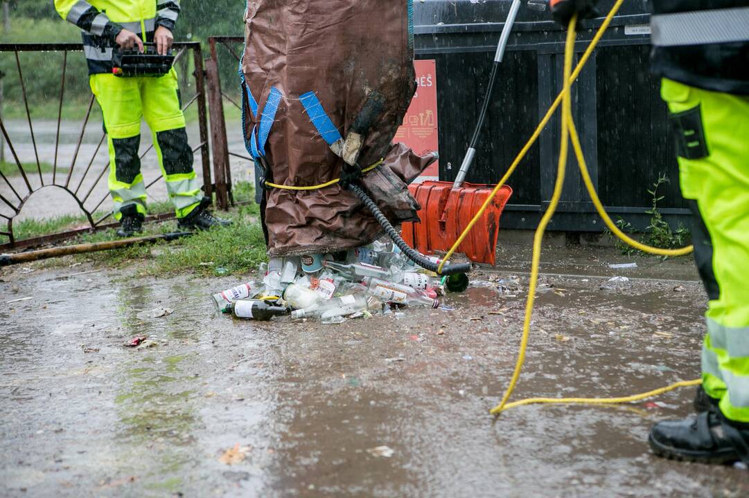 Bevaisė į konteinerį išmesto šunelio gelbėjimo operacija