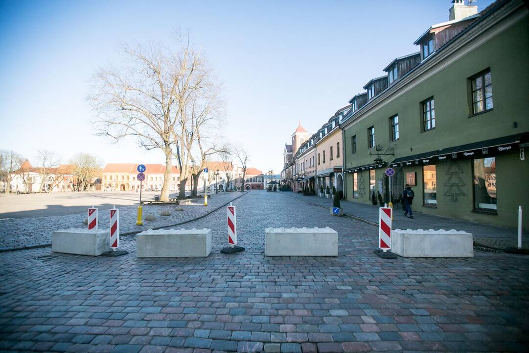 Laikina: kol kas pravažiuoti neleidžia betoniniai blokai, bet juos žadama pakeisti gėlių vazonais.