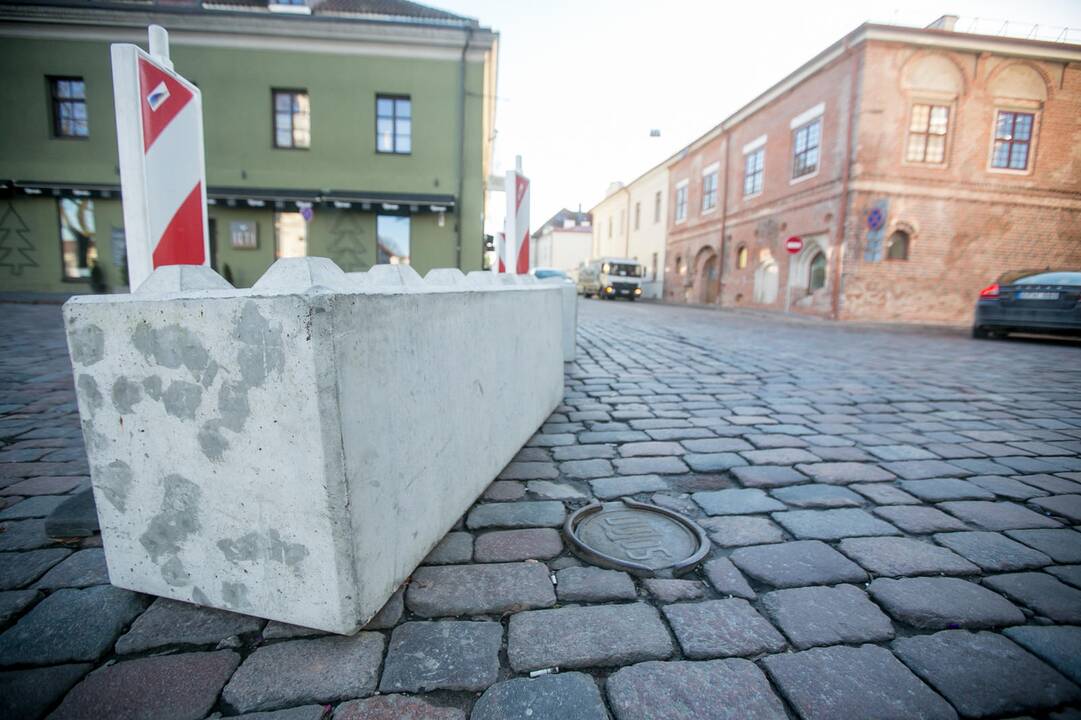 Laikina: kol kas pravažiuoti neleidžia betoniniai blokai, bet juos žadama pakeisti gėlių vazonais.