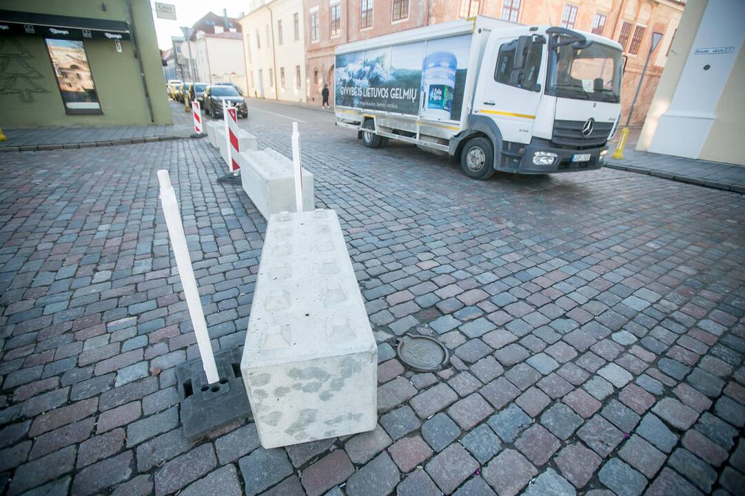 Laikina: kol kas pravažiuoti neleidžia betoniniai blokai, bet juos žadama pakeisti gėlių vazonais.