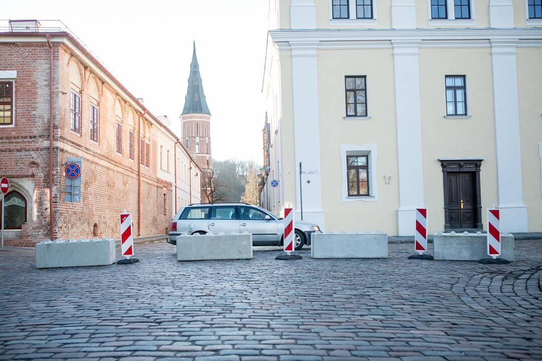 Laikina: kol kas pravažiuoti neleidžia betoniniai blokai, bet juos žadama pakeisti gėlių vazonais.