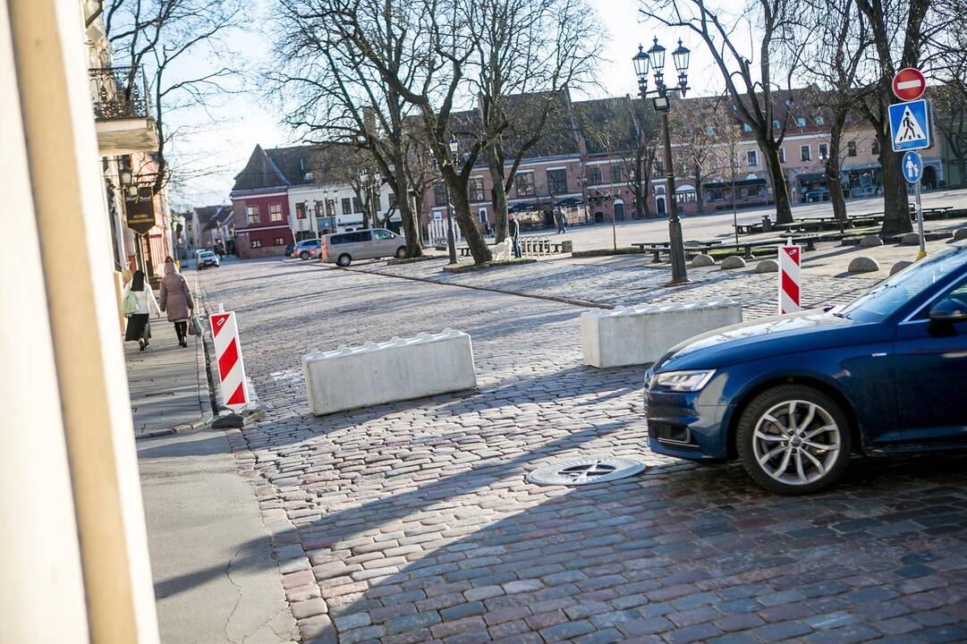 Laikina: kol kas pravažiuoti neleidžia betoniniai blokai, bet juos žadama pakeisti gėlių vazonais.