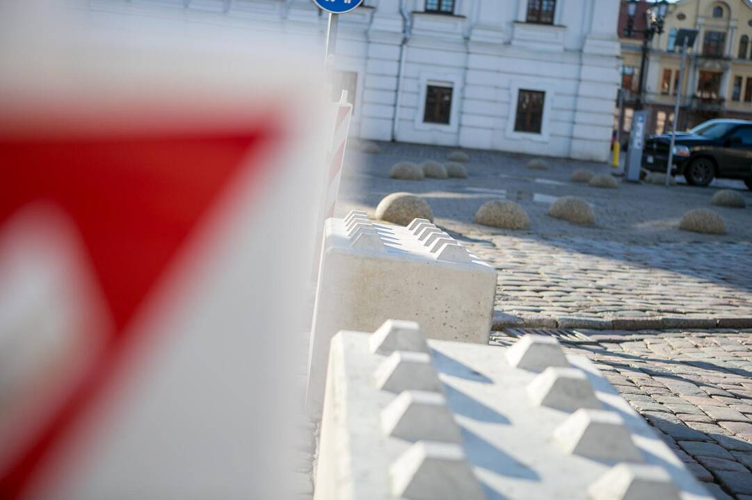 Laikina: kol kas pravažiuoti neleidžia betoniniai blokai, bet juos žadama pakeisti gėlių vazonais.