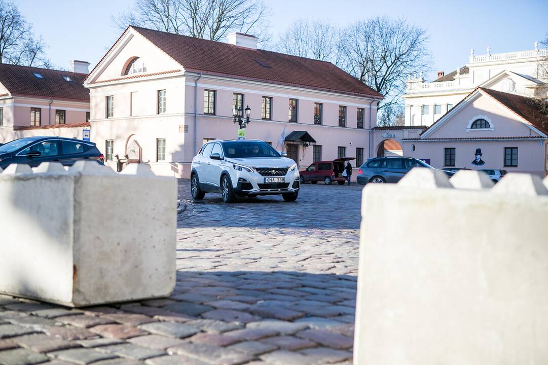 Laikina: kol kas pravažiuoti neleidžia betoniniai blokai, bet juos žadama pakeisti gėlių vazonais.