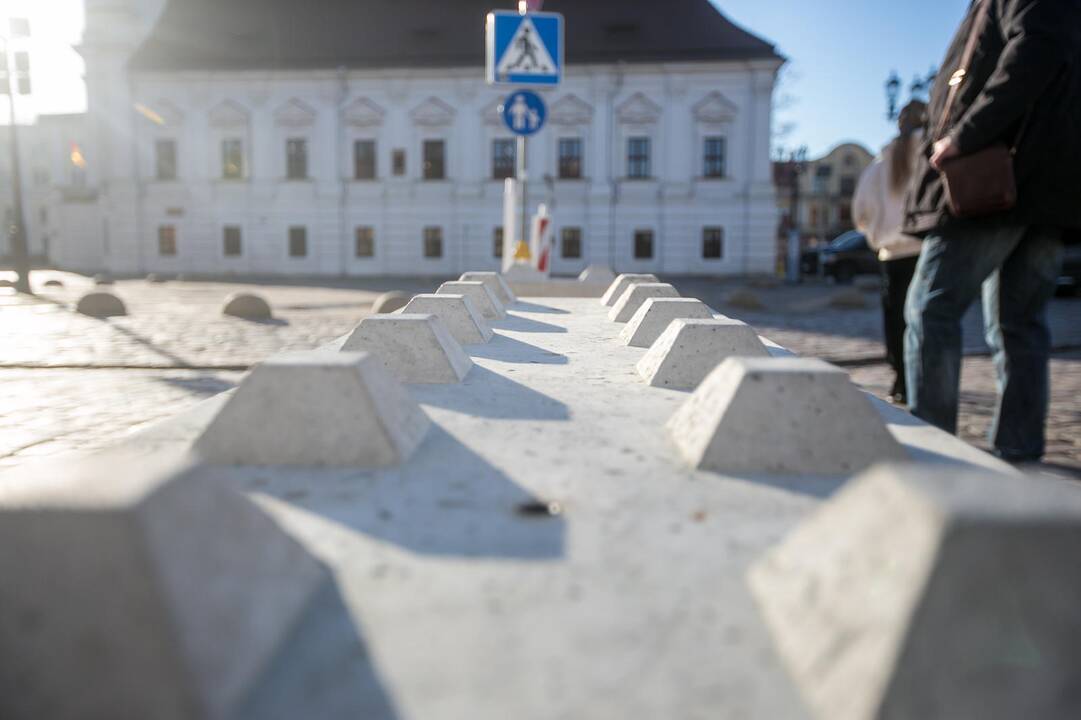 Laikina: kol kas pravažiuoti neleidžia betoniniai blokai, bet juos žadama pakeisti gėlių vazonais.