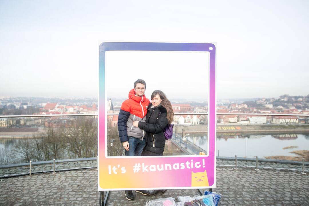 Romantiškai nusiteikę kauniečiai Aleksoto apžvalgos aikštelėje