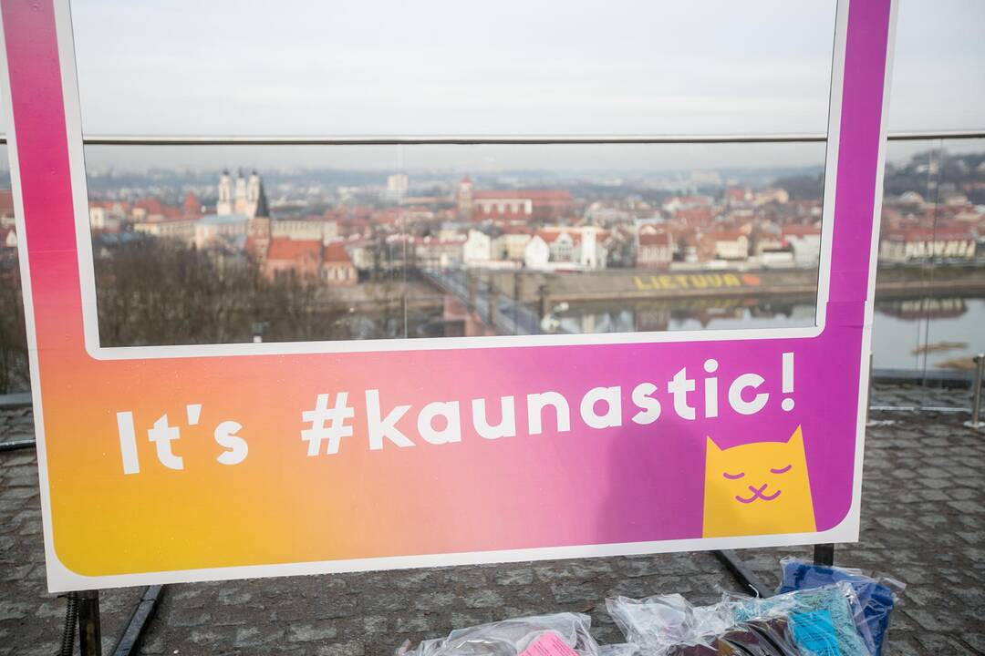 Romantiškai nusiteikę kauniečiai Aleksoto apžvalgos aikštelėje