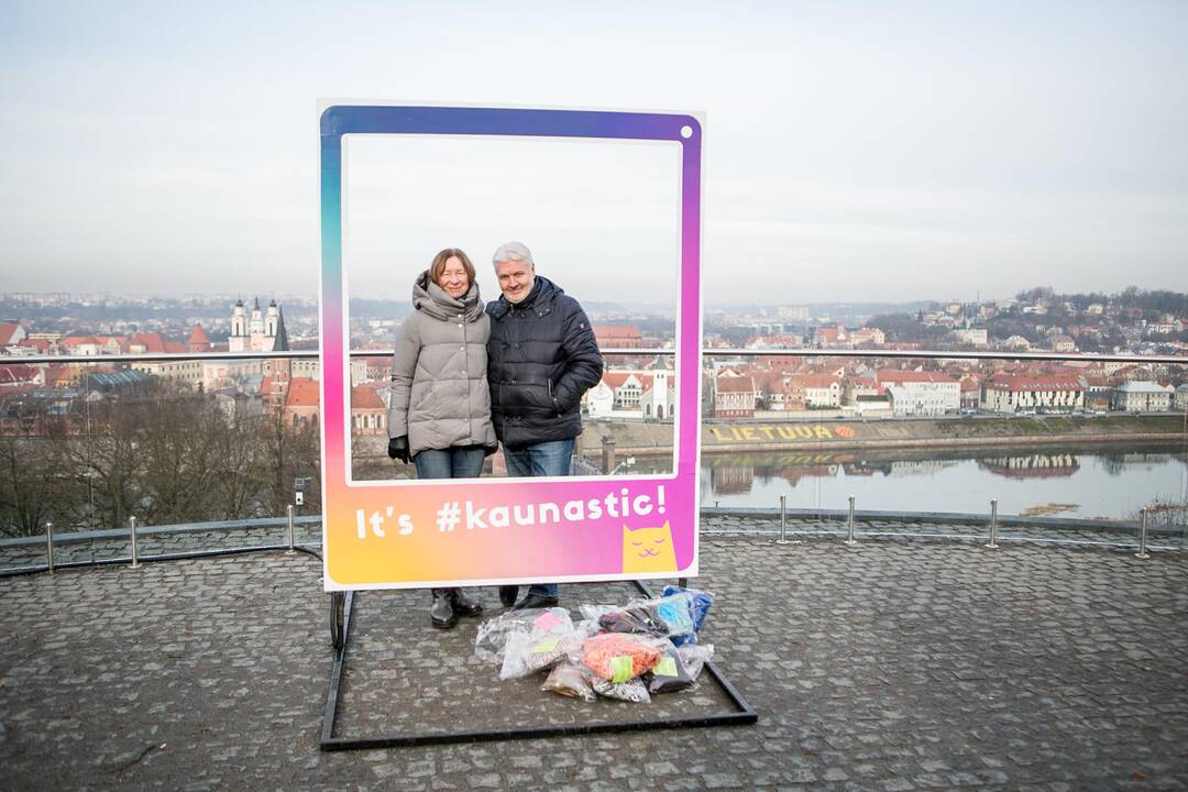 Romantiškai nusiteikę kauniečiai Aleksoto apžvalgos aikštelėje