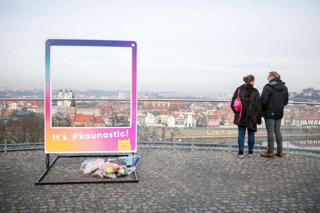 Romantiškai nusiteikę kauniečiai Aleksoto apžvalgos aikštelėje