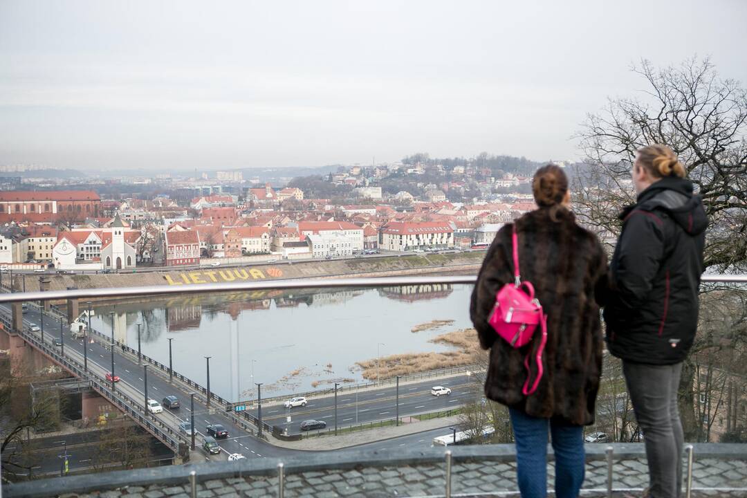 Romantiškai nusiteikę kauniečiai Aleksoto apžvalgos aikštelėje