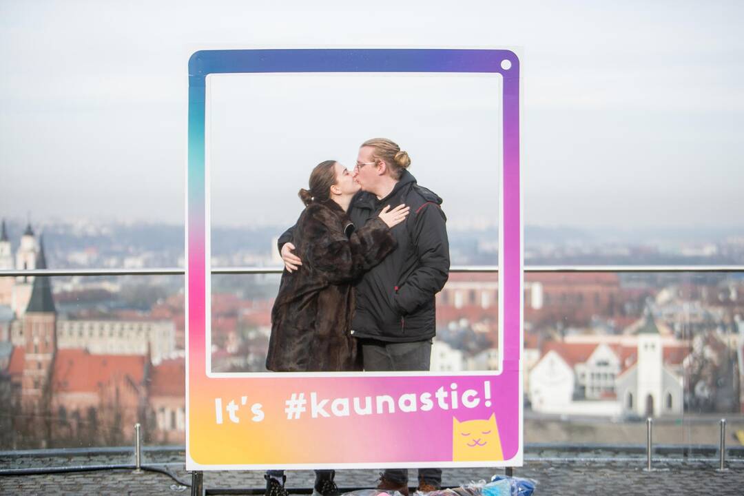 Romantiškai nusiteikę kauniečiai Aleksoto apžvalgos aikštelėje