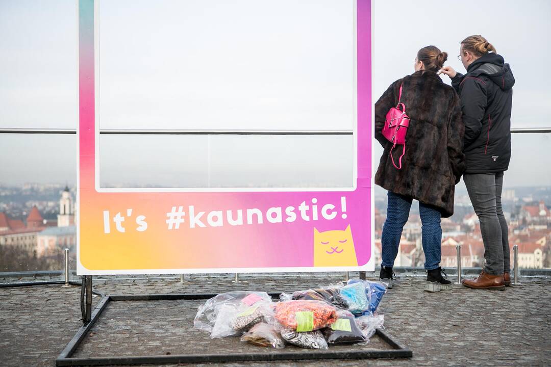 Romantiškai nusiteikę kauniečiai Aleksoto apžvalgos aikštelėje