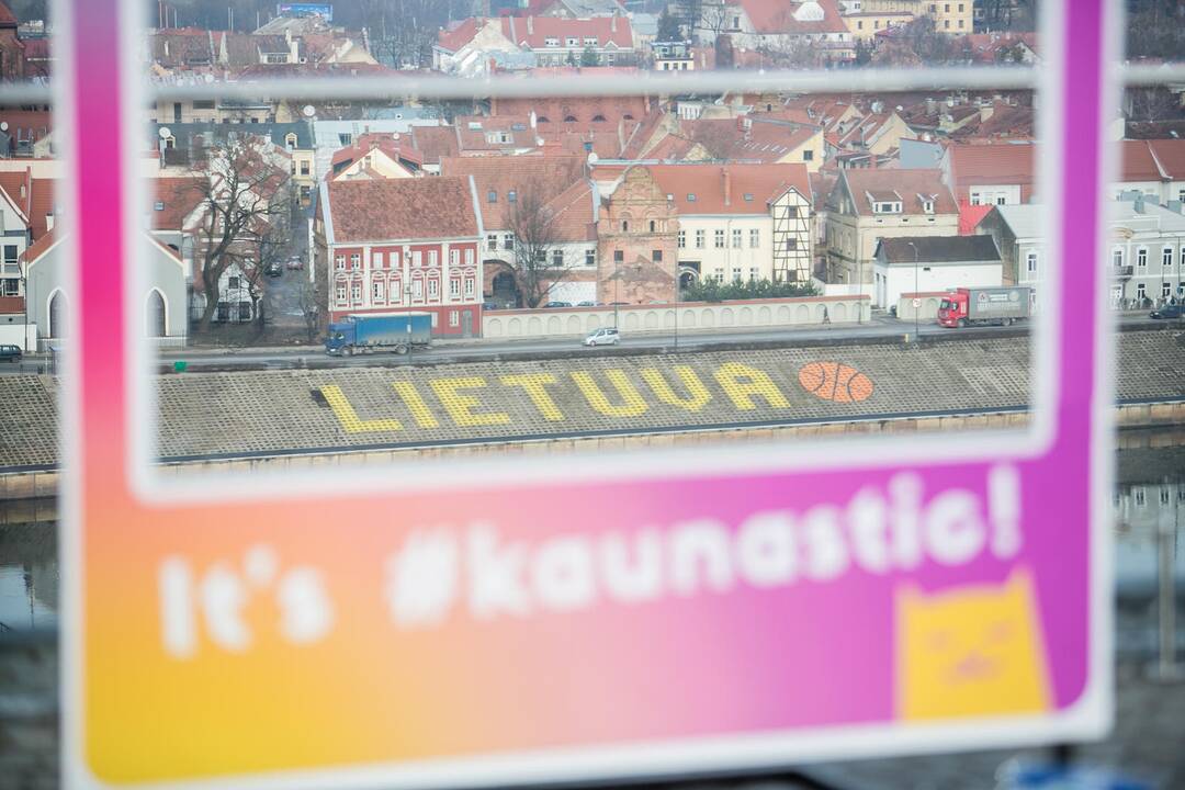 Romantiškai nusiteikę kauniečiai Aleksoto apžvalgos aikštelėje