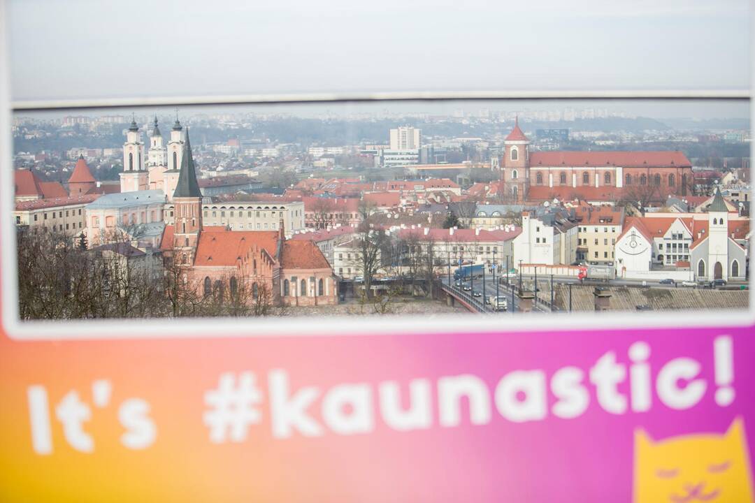 Romantiškai nusiteikę kauniečiai Aleksoto apžvalgos aikštelėje
