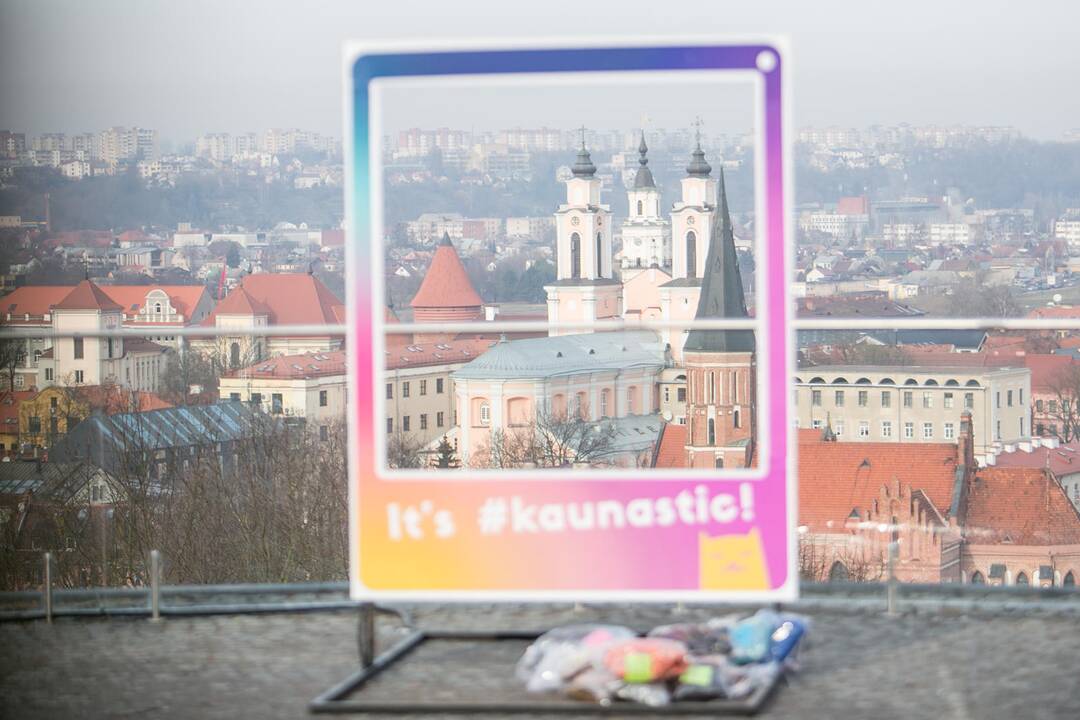 Romantiškai nusiteikę kauniečiai Aleksoto apžvalgos aikštelėje