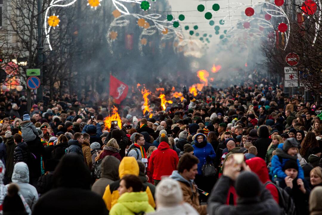 Gedimino prospekte suliepsnojo 30 Laisvės laužų