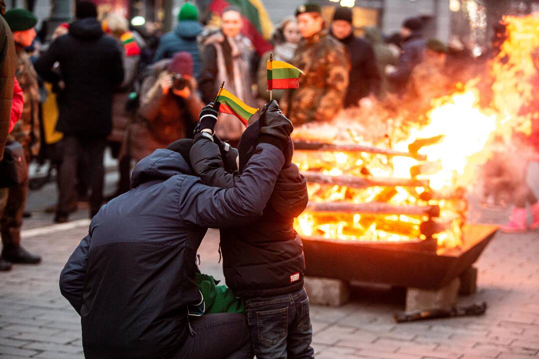 Gedimino prospekte suliepsnojo 30 Laisvės laužų