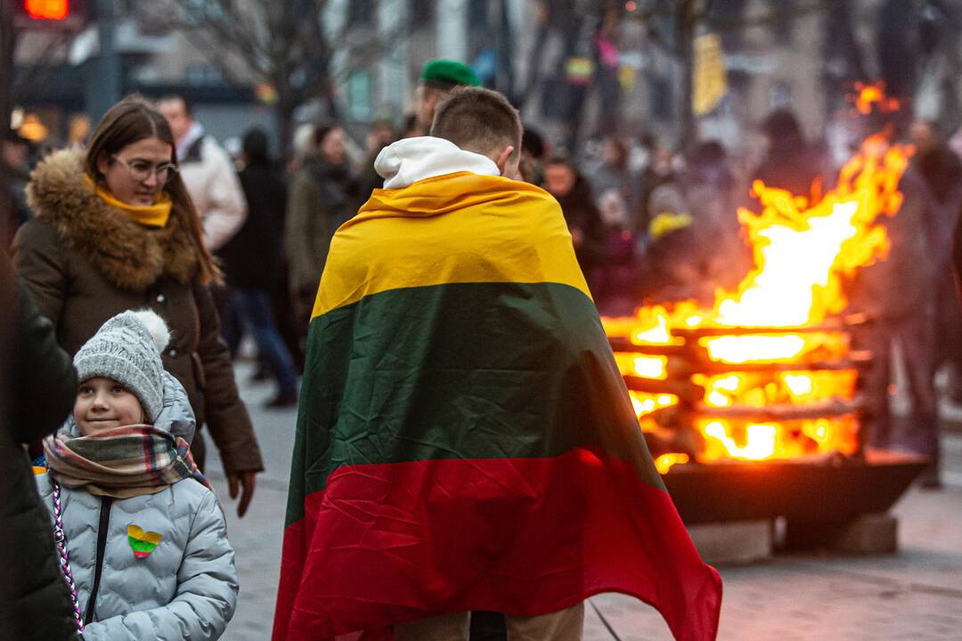 Gedimino prospekte suliepsnojo 30 Laisvės laužų