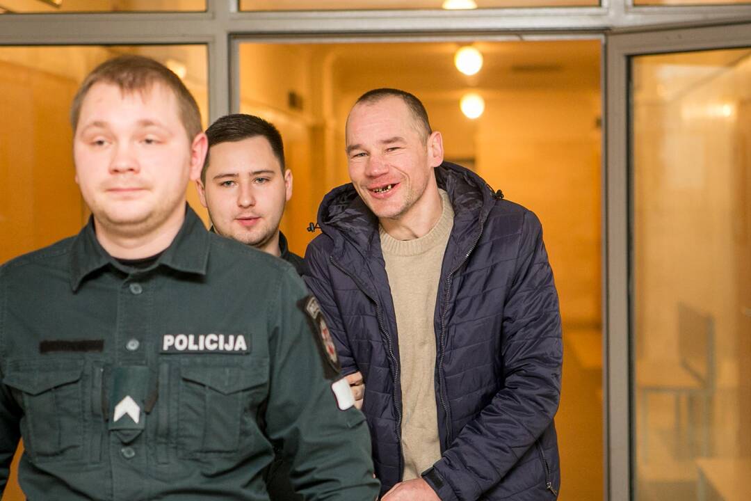 Nuosprendis buto su mažamečiais vaikais padegėjui