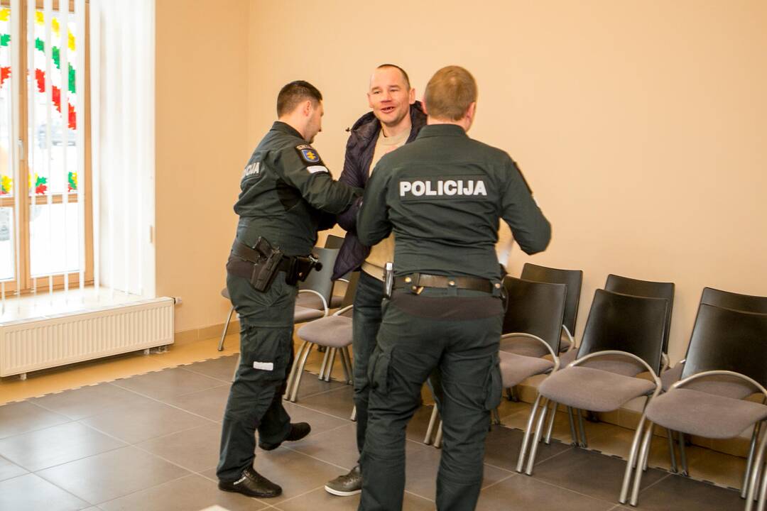 Nuosprendis buto su mažamečiais vaikais padegėjui