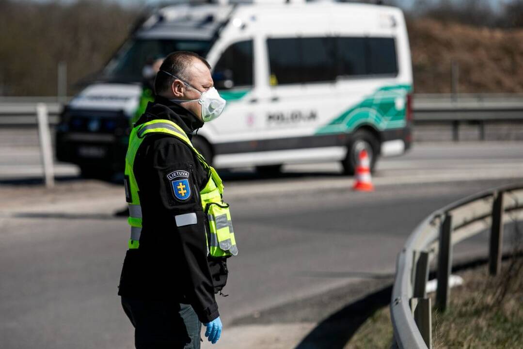 Ministerija prašo prioriteto tvarka skiepyti 3 tūkst. pareigūnų