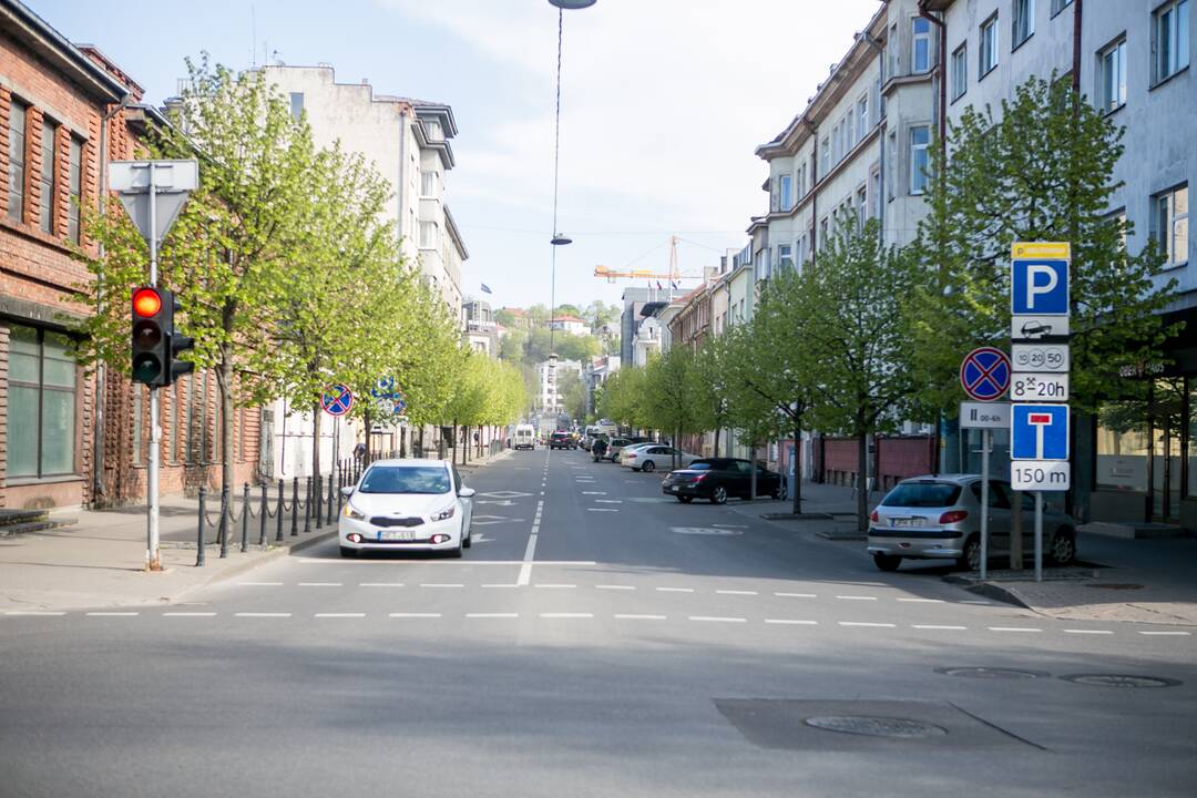 Maironio gatvėje taisoma nekokybiškai paklota grindinio danga