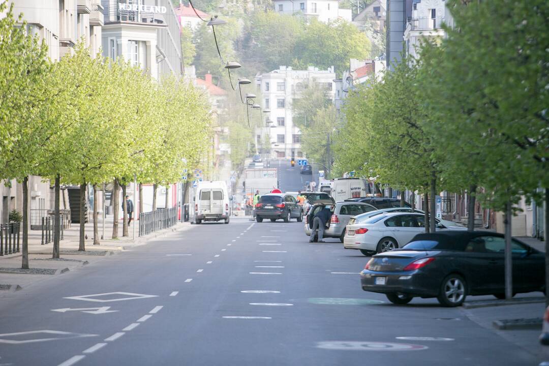 Maironio gatvėje taisoma nekokybiškai paklota grindinio danga