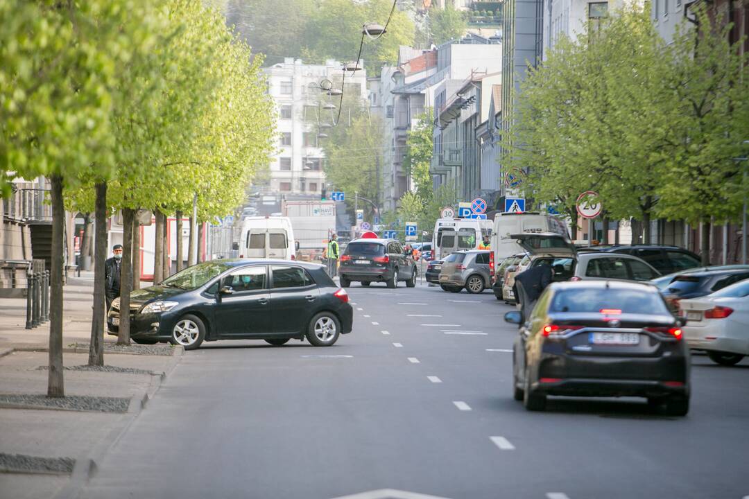 Maironio gatvėje taisoma nekokybiškai paklota grindinio danga