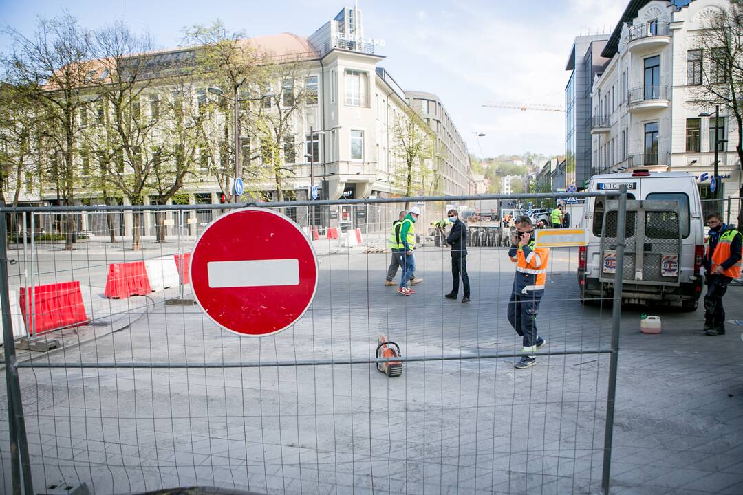 Maironio gatvėje taisoma nekokybiškai paklota grindinio danga