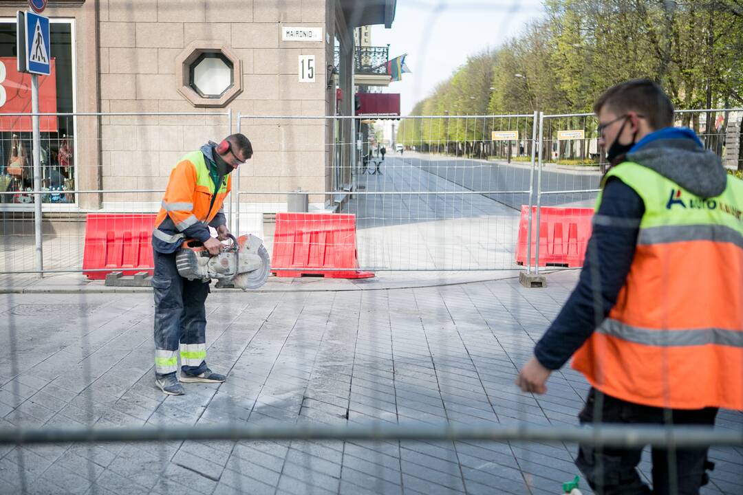 Maironio gatvėje taisoma nekokybiškai paklota grindinio danga