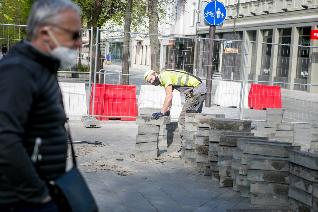 Maironio gatvėje taisoma nekokybiškai paklota grindinio danga