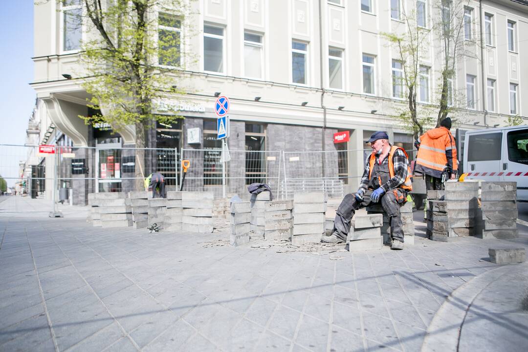 Maironio gatvėje taisoma nekokybiškai paklota grindinio danga