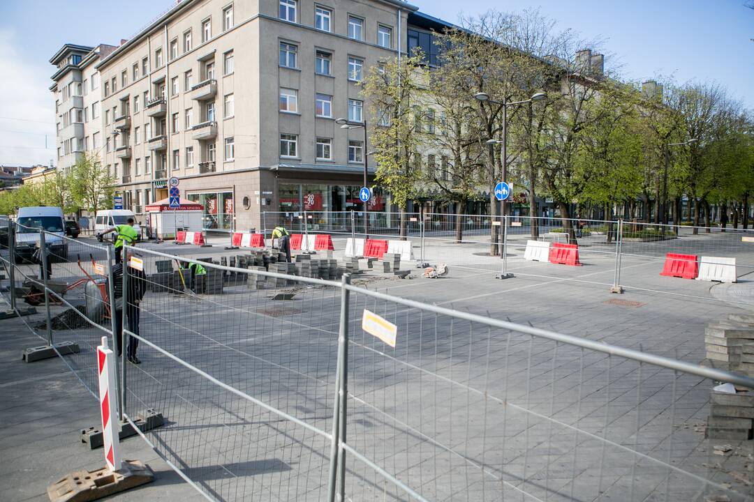 Maironio gatvėje taisoma nekokybiškai paklota grindinio danga