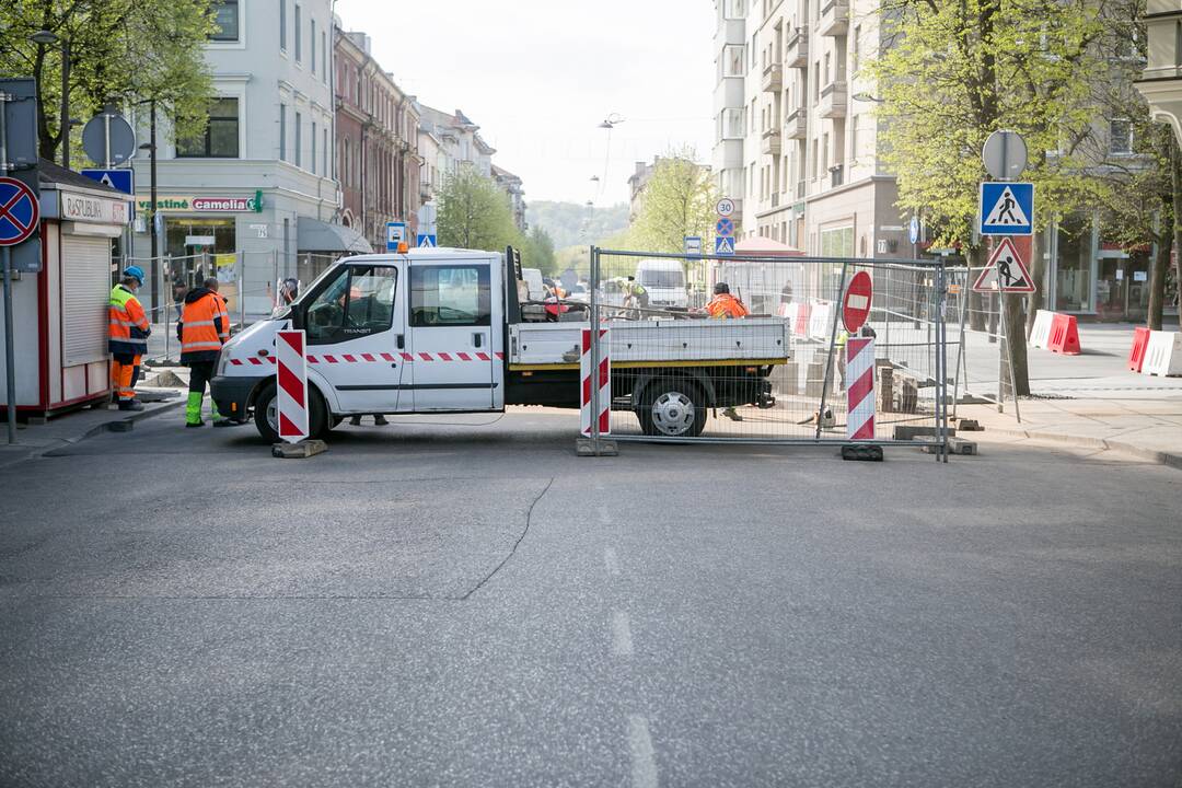 Maironio gatvėje taisoma nekokybiškai paklota grindinio danga