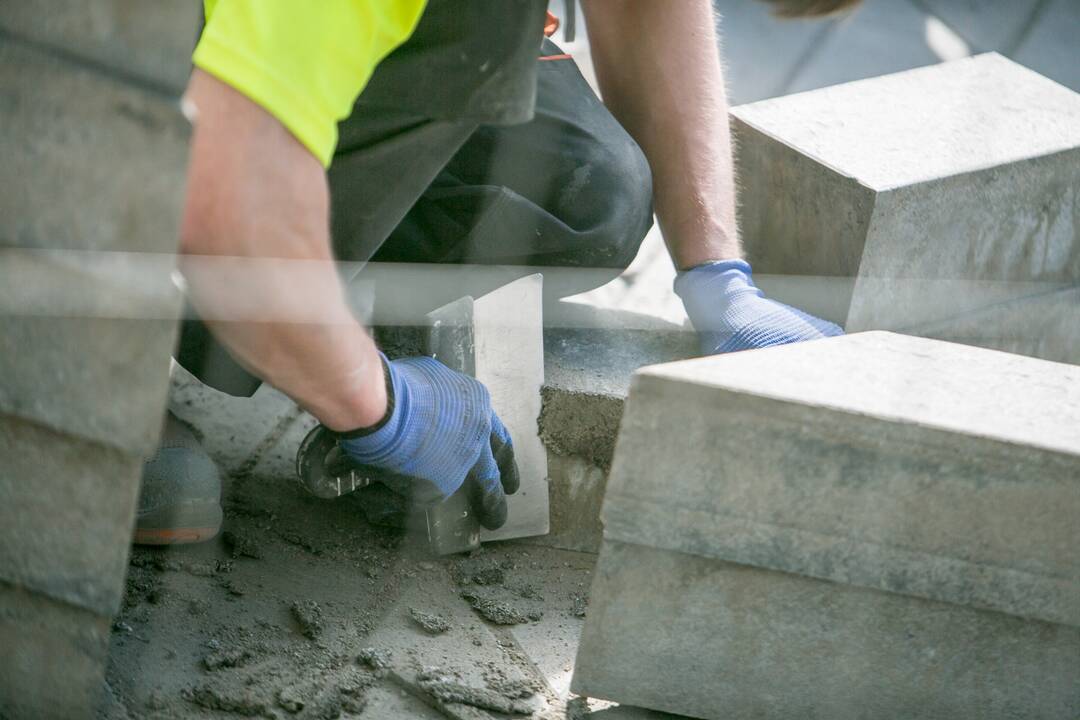 Maironio gatvėje taisoma nekokybiškai paklota grindinio danga