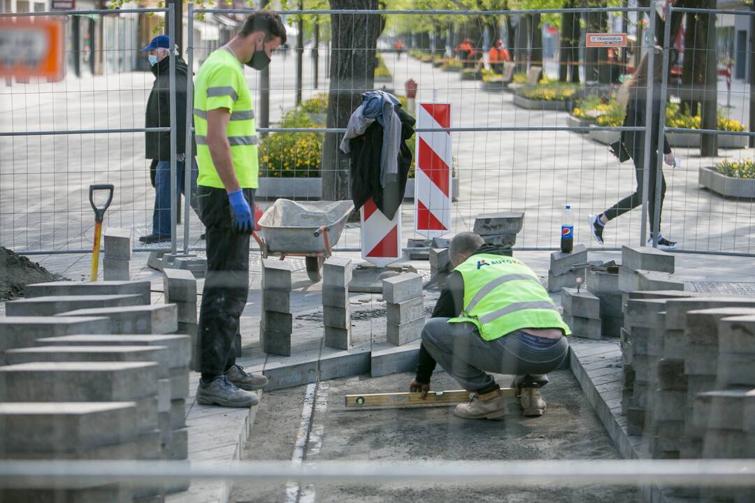 Maironio gatvėje taisoma nekokybiškai paklota grindinio danga