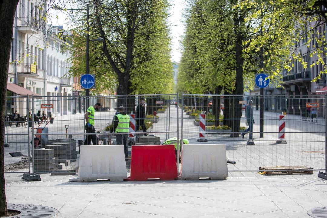 Maironio gatvėje taisoma nekokybiškai paklota grindinio danga
