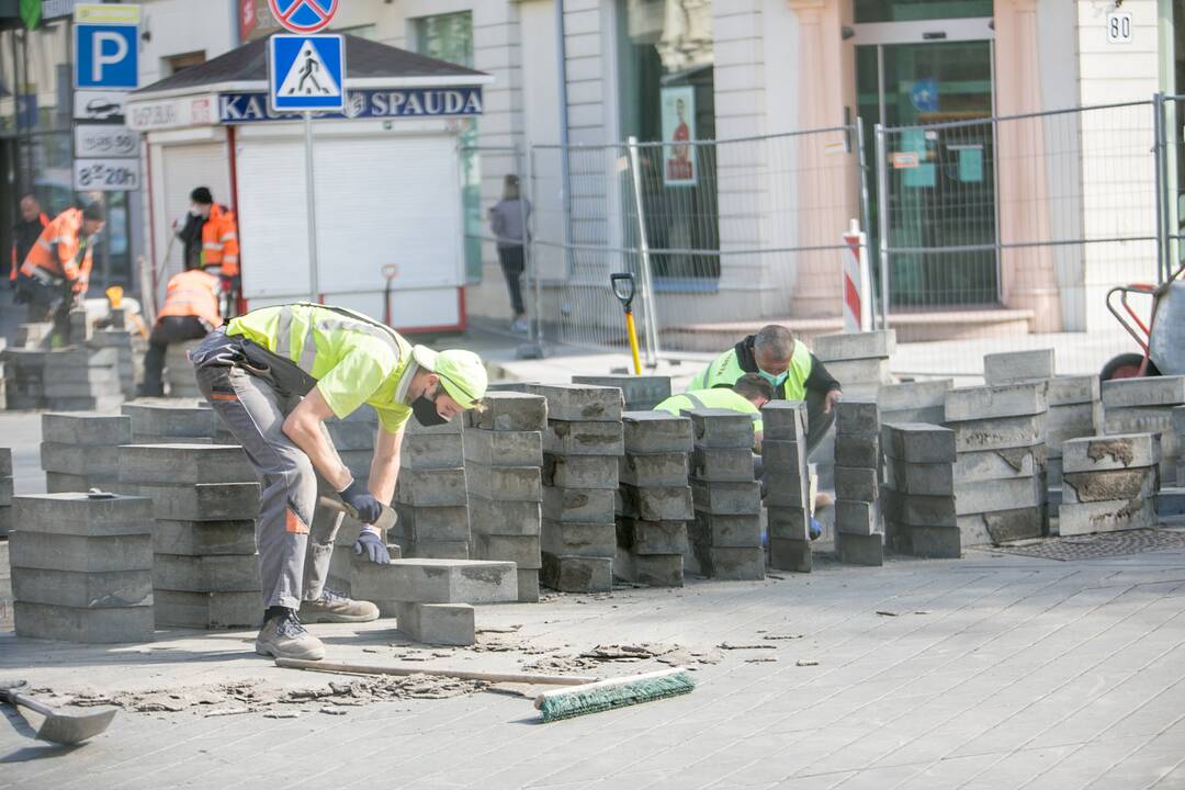 Maironio gatvėje taisoma nekokybiškai paklota grindinio danga