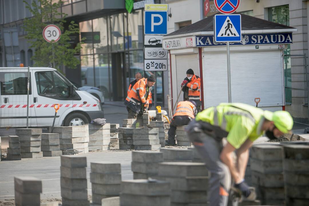 Maironio gatvėje taisoma nekokybiškai paklota grindinio danga