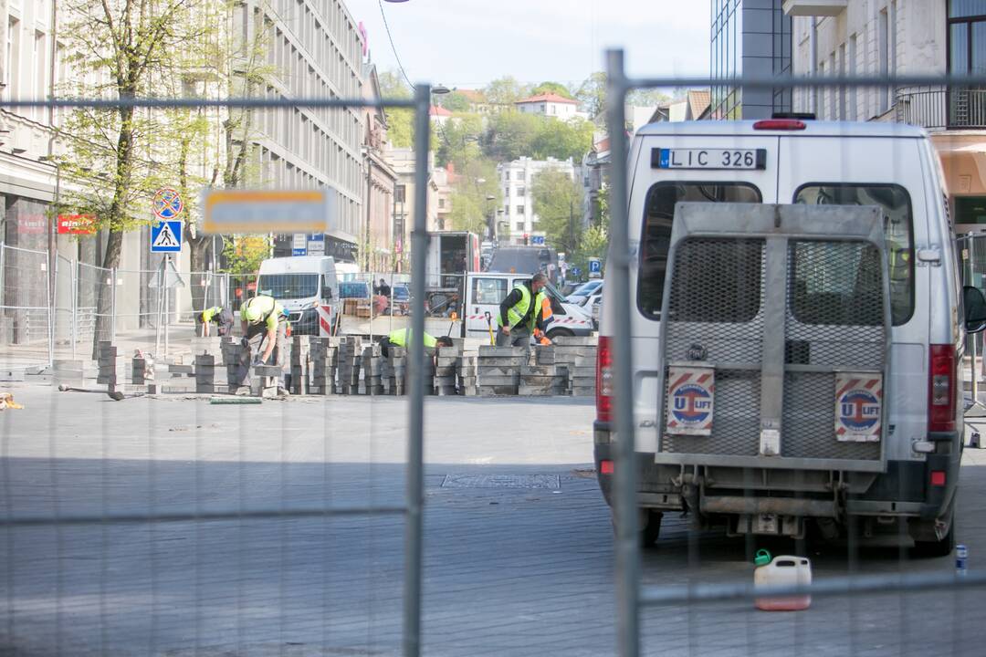 Maironio gatvėje taisoma nekokybiškai paklota grindinio danga