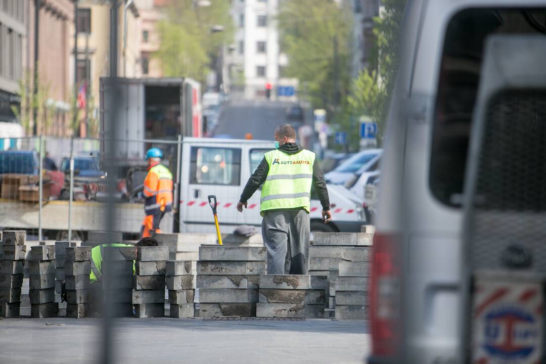 Maironio gatvėje taisoma nekokybiškai paklota grindinio danga