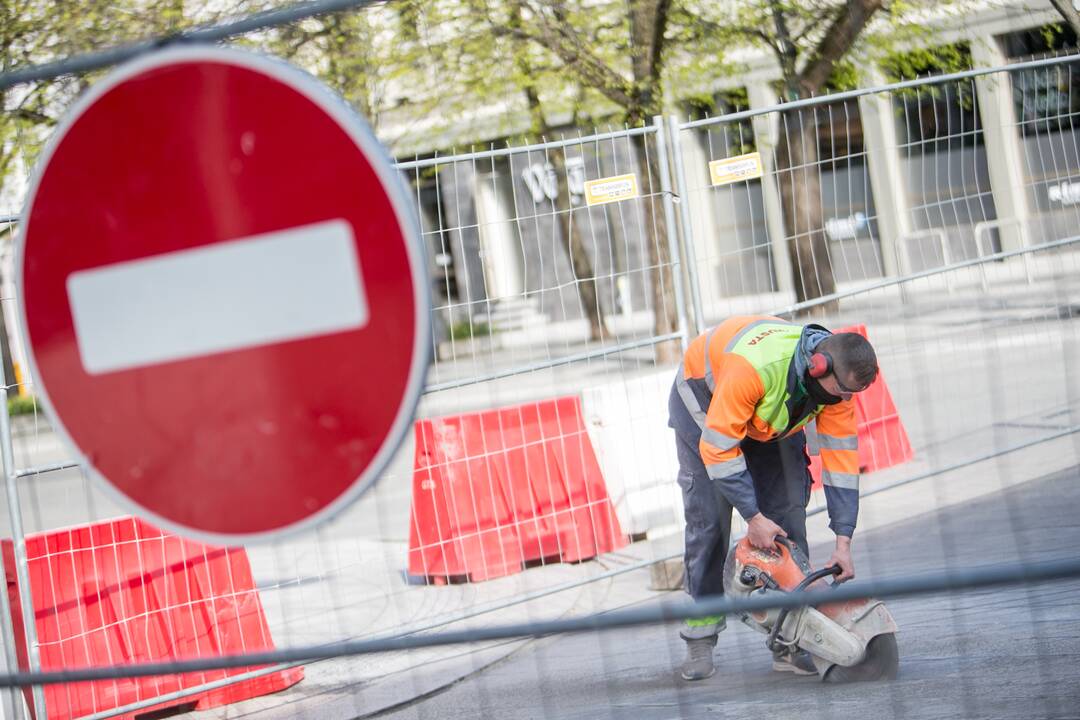 Maironio gatvėje taisoma nekokybiškai paklota grindinio danga