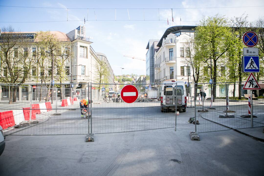Maironio gatvėje taisoma nekokybiškai paklota grindinio danga