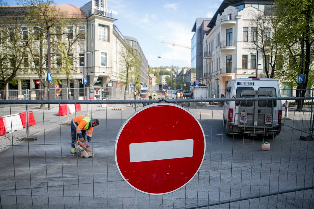 Maironio gatvėje taisoma nekokybiškai paklota grindinio danga
