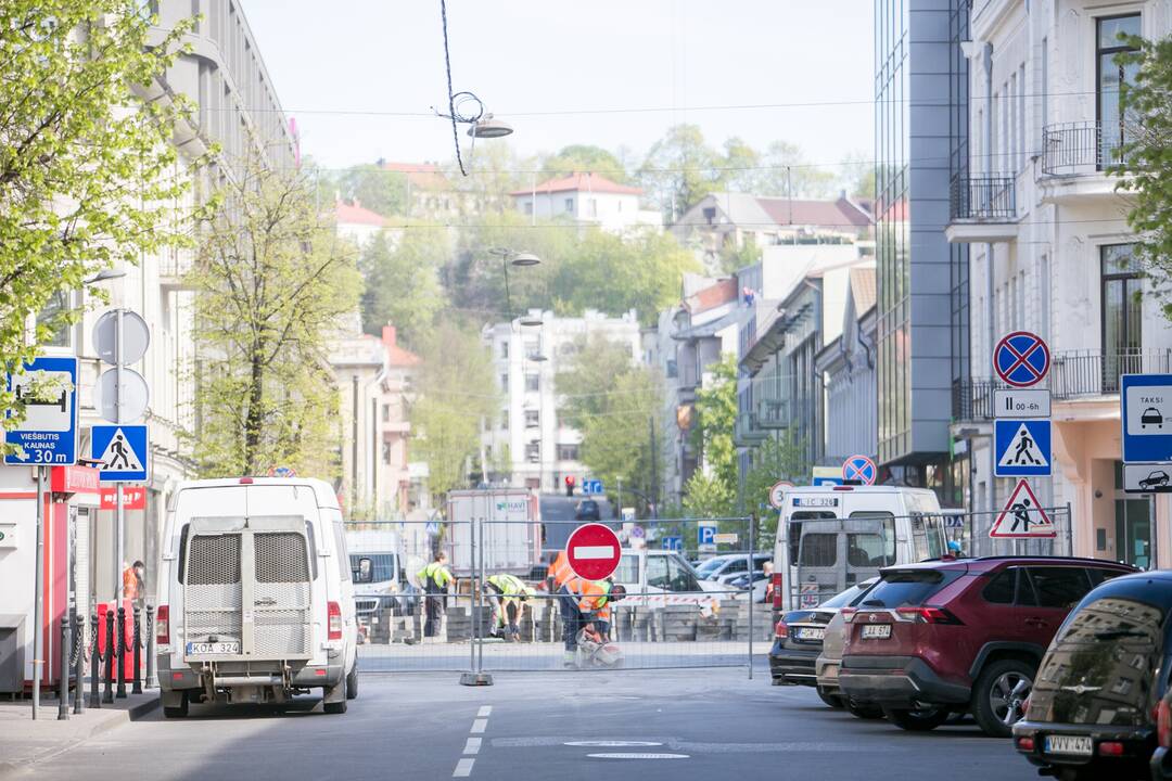 Maironio gatvėje taisoma nekokybiškai paklota grindinio danga